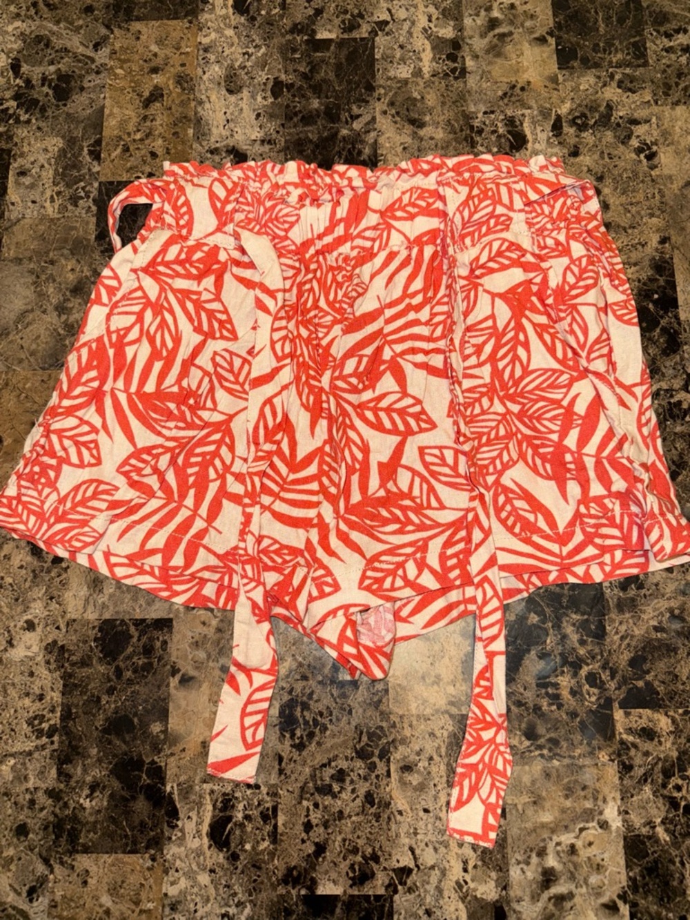 Women’s White & Coral Leaf-Print Drawstring Shorts